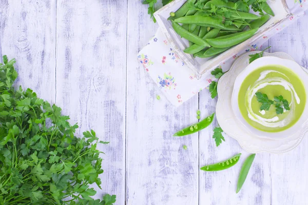 Yeşil bezelye ve taze otlar ile krem çorbası. Bahar akşam yemeği. Sağlıklı beslenme. Sebze çorbası.