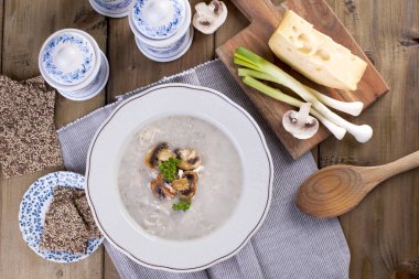 Mantar ve yeşil soğan ve peynir çorbası. Vintage seramik. Ahşap arka plan. Aile ev yemeği. Metin için boş alan.