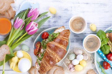 Paskalya kahvaltı düz yatırın, kızarmış yumurta ve bıldırcın yumurtası ve bahar tatil dekorasyon renkli gre, tost ekmek. Üstten görünüm. Uzay kopyalayın. kruvasan kahvaltı için. Metin veya kartpostal için boş alan