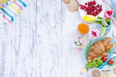 Paskalya kahvaltı düz yatırın, kızarmış yumurta ve bıldırcın yumurtası ve bahar tatil dekorasyon renkli gre, tost ekmek. Üstten görünüm. Uzay kopyalayın. kruvasan kahvaltı için. Metin veya kartpostal için boş alan.