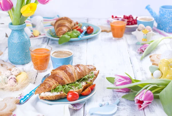 Paskalya kahvaltı düz yatırın, kızarmış yumurta ve bıldırcın yumurtası ve bahar tatil dekorasyon renkli gre, tost ekmek. Üstten görünüm. Uzay kopyalayın. kruvasan kahvaltı için. Metin veya kartpostal için boş alan