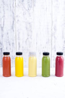 Organik soğuk preslenmiş çiğ sebze suları cam şişelerde. Vitamin ve sağlıklı gıda. Kopya alanı.