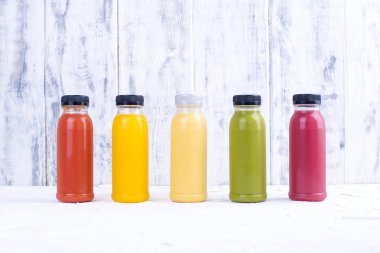 Organik soğuk preslenmiş çiğ sebze suları cam şişelerde. Vitamin ve sağlıklı gıda. Kopya alanı.
