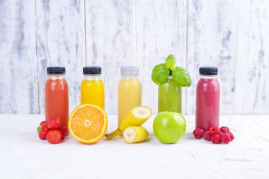 Organik soğuk preslenmiş çiğ sebze suları cam şişelerde. Vitamin ve sağlıklı gıda. Kopya alanı