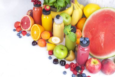 Birçok farklı meyve ve çilek ve suları, plastik şişe. Karpuz, muz, applesin, yaban mersini, çilek, fesleğen. Vitamin ve sağlıklı gıda. Kopya alanı