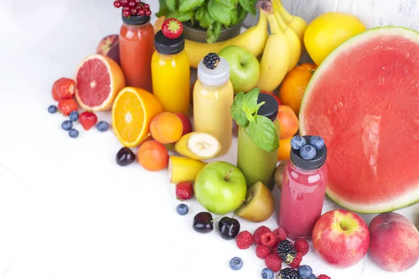 많은 다른 과일 열매와 플라스틱 병에 주스. 수 박, 바나나, applesin, 블루베리, 딸기, 바 질. 비타민과 건강 식품 공간 복사 — 스톡 사진