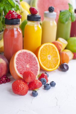 Birçok farklı meyve ve çilek ve suları, plastik şişe. Karpuz, muz, applesin, yaban mersini, çilek, fesleğen. Vitamin ve sağlıklı gıda. Kopya alanı