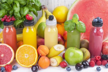Birçok farklı meyve ve çilek ve suları, plastik şişe. Karpuz, muz, applesin, yaban mersini, çilek, fesleğen. Vitamin ve sağlıklı gıda. Kopya alanı