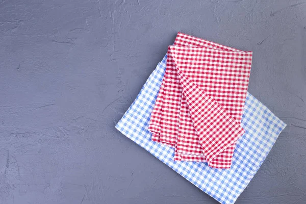 masanın üzerinde kırmızı ve mavi bir kafeste. Temiz tablo. Kopya alanı
