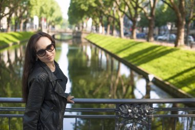 Kız kentin yeşil ağaçlar ırmak Caddesi üzerinde poz. Turizm ve Travel.Copy alanı