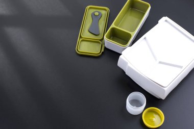 Temiz plastik beslenme çantaları kümesi. Eğilim için belgili tanımlık yazıhane. Siyah arka plan. Yeni tabaklar. Kopya alanı