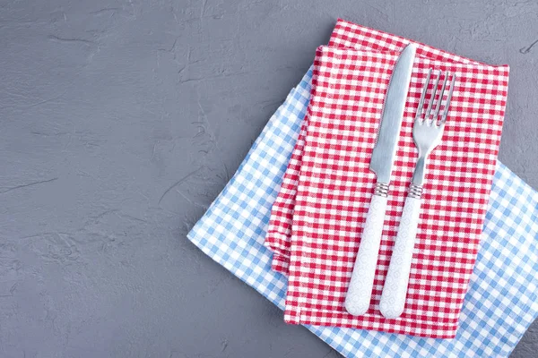 Cutlery for lunch. Clean the dishes and napkins. Gray background and place for text. Copy space — Stock Photo, Image