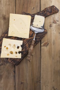 Güzel bir İsviçre peyniri delikli, yararlı bir süt ürünü. Lezzetli yemekler. Ülke tarzı fotoğraf. Metin için yer. Kopya alanı