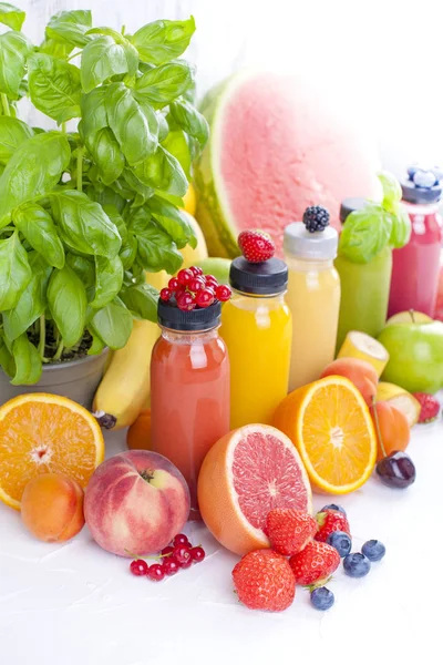 많은 다른 과일, 딸기, 주스 병에. 비타민과 건강 식품 여름 제품입니다. 공간 복사 — 스톡 사진