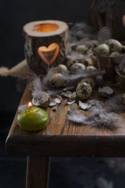 Tavuk bıldırcın yumurtası, mumlar ve ağaç dalları, tüyler ve dekorasyonu Paskalya için. Kopya alanı