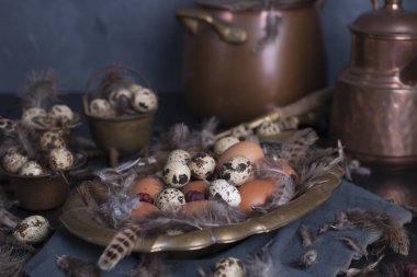 Vintage Fotoğraf, tavuk ve Bıldırcın yumurta ve tüyler. Paskalya. Fotoğraf bir rustik tarzda. Kopya alanı.