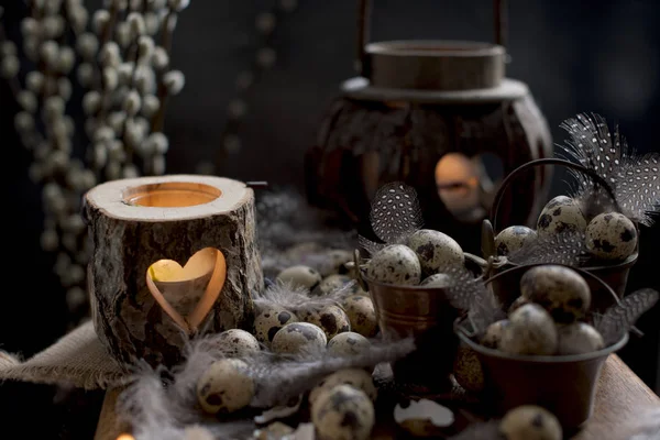 Ovos de codorna de frango, velas e galhos de árvore, penas e decoração para a Páscoa. Espaço de cópia — Fotografia de Stock