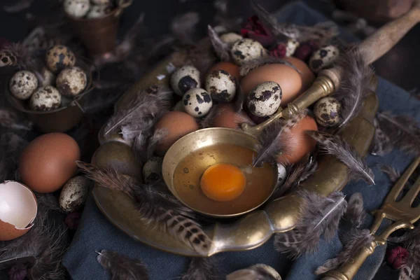 Vintage Fotoğraf, tavuk ve Bıldırcın yumurta ve tüyler. Paskalya. Fotoğraf bir rustik tarzda. Kopya alanı