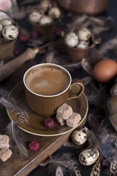 Bir fincan hoş kokulu kahve ve kahverengi şeker. Vintage Fotoğraf. Fotoğraf bir rustik tarzda. Kopya alanı