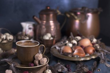 Bir fincan hoş kokulu kahve ve kahverengi şeker. Vintage Fotoğraf. Yumurta tavuk ve bıldırcın ve tüy. Paskalya. Fotoğraf bir rustik tarzda. Kopya alanı