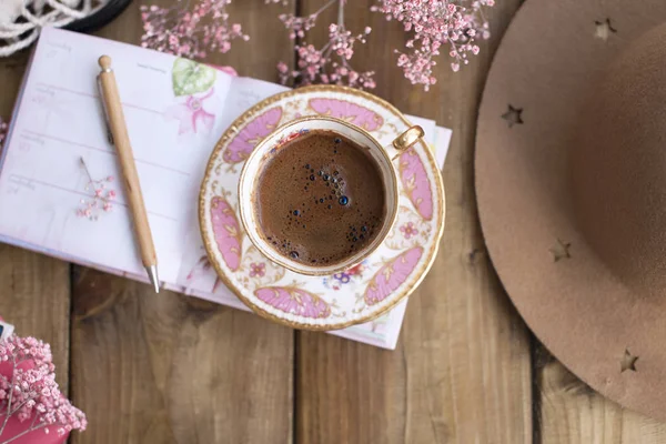 Sabah hoş kokulu kahve ve Bayan şapka, günü planlama. Hızlı kahvaltı ve çiçekler. Kopya alanı