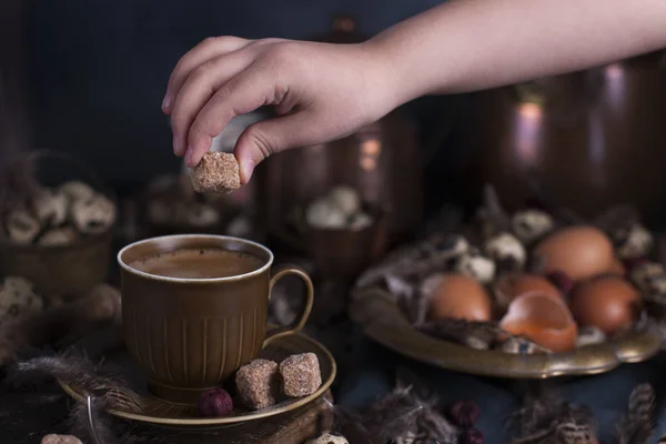 Niños manos en el marco, huevos de Pascua grandes y pequeños, plumas. Foto en estilo vintage. Accesorios rurales. Copiar espacio — Foto de Stock