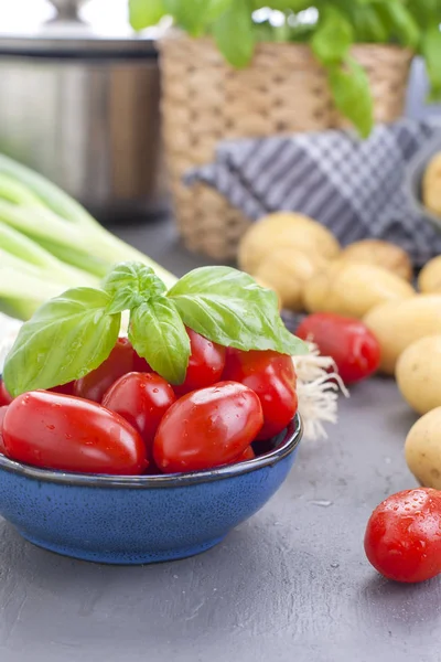 Taze yeşil soğan, Genç patates, domates ve Yeşil fesleğen. Sağlıklı gıda ve vitamin. Öğle Yemeği hazırlanması. Yaz mevsim sebzeleri. Kopya alanı