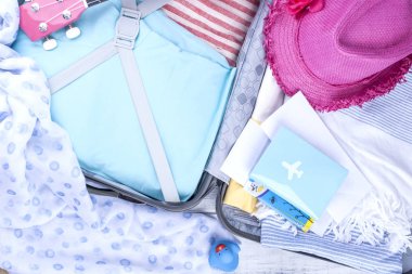 Tatil, giyim ve pasaport için bavul. Deniz ve diğer aksesuarları. Parlak renkler. Kopya alanı.