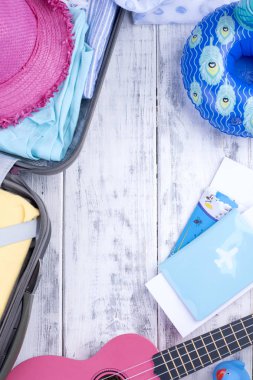 Tatil, giyim ve pasaport için bavul. Deniz ve diğer aksesuarları. Parlak renkler. Kopya alanı