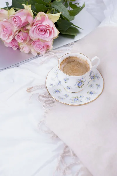Кофе и букет розовых роз в постели, романтики и уюта. - Доброе утро. Завтрак в постель. Копирование пространства — стоковое фото