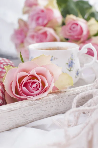 Café y ramo de rosas rosadas en la cama, romance y calidez. Buenos días. Desayuno en la cama. Copiar espacio — Foto de Stock