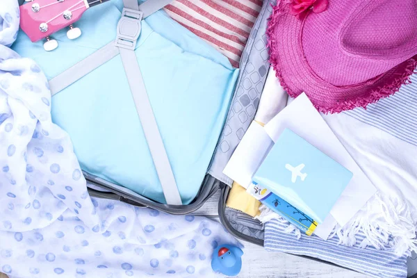 Tatil, giyim ve pasaport için bavul. Deniz ve diğer aksesuarları. Parlak renkler. Kopya alanı.