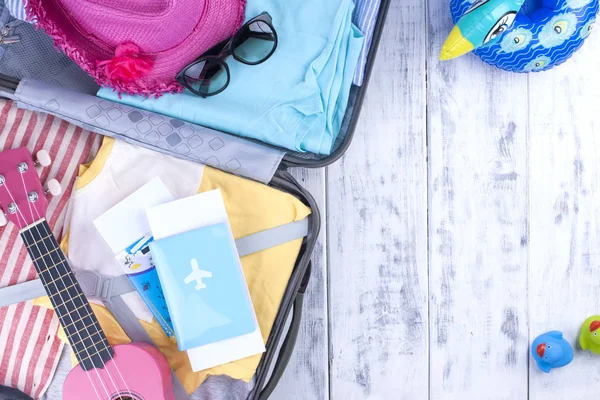 Tatil, giyim ve pasaport için bavul. Deniz ve diğer aksesuarları. Parlak renkler. Kopya alanı