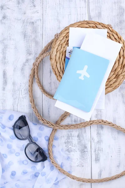 Eine kleine Sommerurlaubstasche und einen Reisepass und eine Brille. Kopierraum — Stockfoto