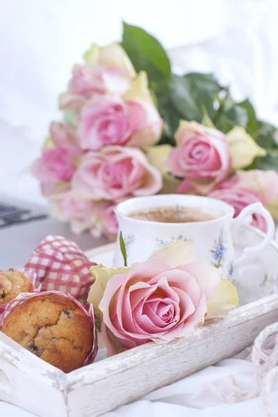 Café y ramo de rosas rosadas en la cama, romance y calidez. Buenos días. Desayuno en la cama. Copiar espacio — Foto de Stock