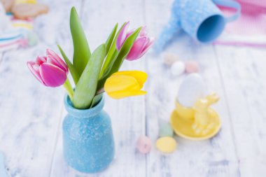 Mavi bir vazo içinde Pembe lale küçük bir buket. Paskalya dekor. Metin, kopya alanı için boş alan
