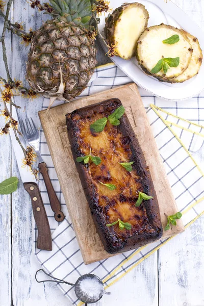 Torta fatta in casa con ananas e ananas fresco. Colazione dolce. Dolcetto estivo. Spazio libero per il testo. Sfondo in legno bianco . — Foto Stock