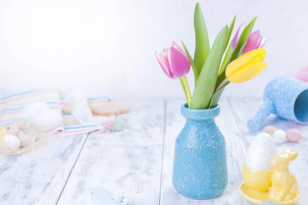Невеликий букет рожевих тюльпанів у синій вазі. Великодній декор. Вільний простір для тексту, копіювання простору — стокове фото