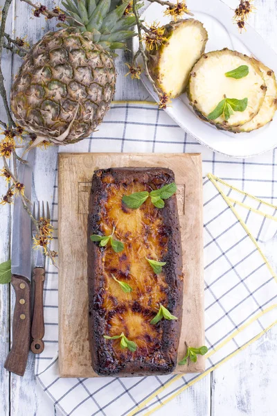 Velký kulatý ananas a plátky ananasu. Snídaně dort. Domácí pečení. Světlé pozadí. Volné místo pro text nebo pohlednici. — Stock fotografie