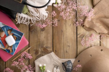 Notlar ve metin, ahşap arka plan üzerinde pembe çiçekler için boş alan için. Kartı moda aksesuarları. Kopya alanı