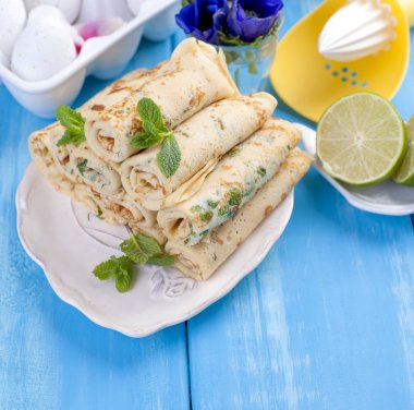 Nane ve limon ile ev yapımı gözleme. Geleneksel Rus bahar hamur işleri. Aile kahvaltılar. Karnaval için yemek. Kartı