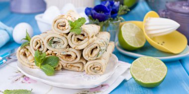 Nane ve limon ile ev yapımı gözleme. Geleneksel Rus bahar hamur işleri. Aile kahvaltılar. Karnaval için yemek. Kartı