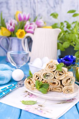 Nane ve limon ile ev yapımı gözleme. Geleneksel Rus bahar hamur işleri. Aile kahvaltılar. Karnaval için yemek. Kartı.