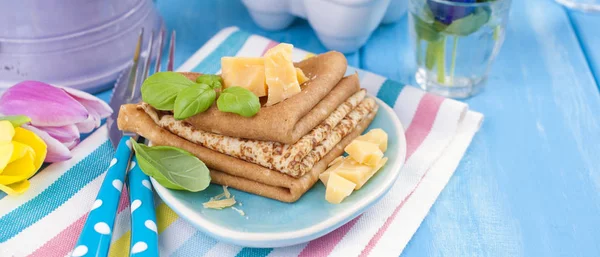 Parmesan ve bahar karnaval için fesleğen ile ev yapımı geleneksel gözleme. İtalyan kahvaltısı. Lale parlak çiçekler. Mavi arka plan. Metin veya bir kartpostal için ücretsiz bir yer.