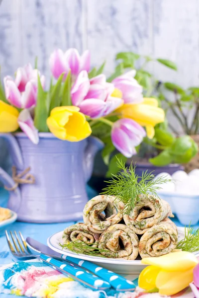 Bahar karnaval için dereotu ile ev yapımı geleneksel gözleme. Rus kahvaltı. Lale parlak çiçekler. Mavi arka plan. Metin veya bir kartpostal için ücretsiz bir yer.