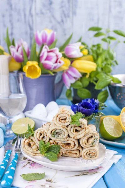 Nane ve limon ile ev yapımı gözleme. Geleneksel Rus bahar hamur işleri. Aile kahvaltılar. Karnaval için yemek. Kartı