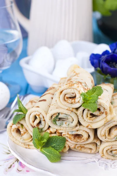 Nane ve limon ile ev yapımı gözleme. Geleneksel Rus bahar hamur işleri. Aile kahvaltılar. Karnaval için yemek. Kartı