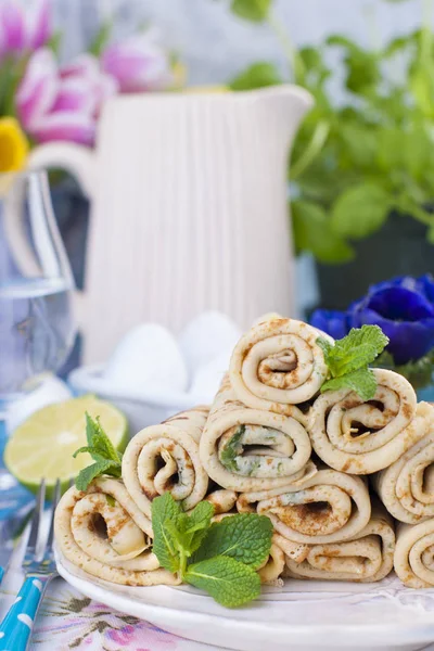 Nane ve limon ile ev yapımı gözleme. Geleneksel Rus bahar hamur işleri. Aile kahvaltılar. Karnaval için yemek. Kartı.