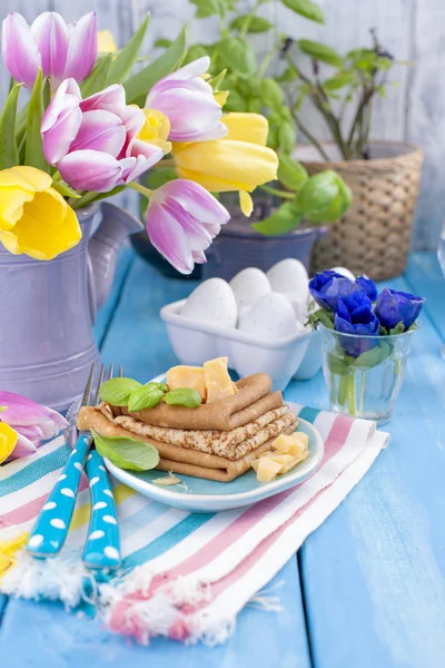 Ev yapımı geleneksel krep meyve ve muz ile. Kalori Gıda. Avrupa kahvaltı. Amerikan kahvaltı. Lale parlak çiçekler. Mavi arka plan. Metin veya bir kartpostal için ücretsiz bir yer