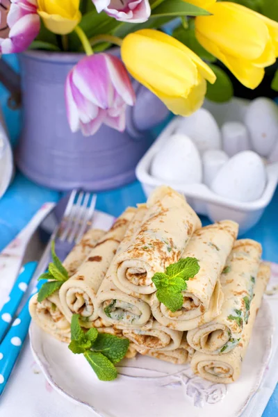 Nane ve limon ile ev yapımı gözleme. Geleneksel Rus bahar hamur işleri. Aile kahvaltılar. Karnaval için yemek. Kartı